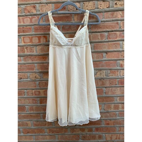 Elegant Cream Lace Chemise - Picture 6 of 7